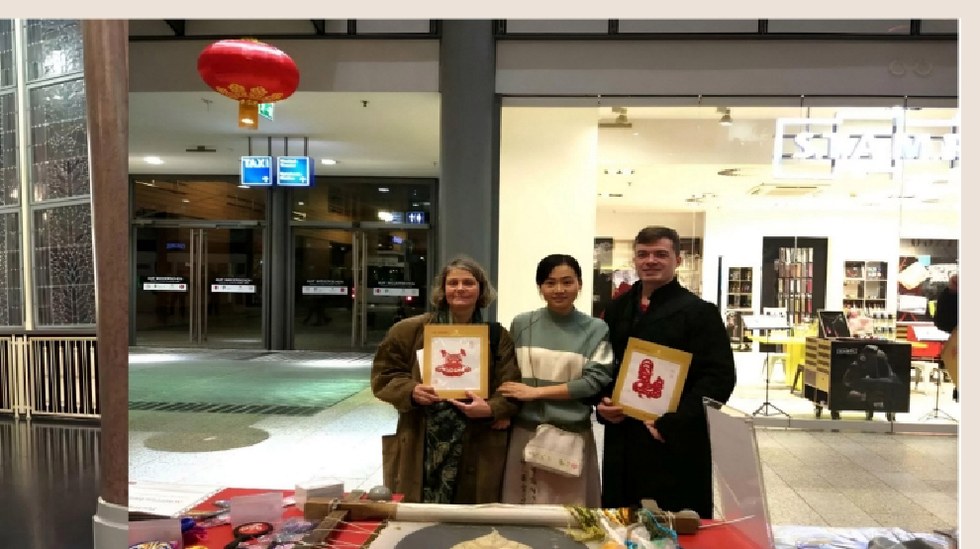 杨雪刺绣作品参与海外展示