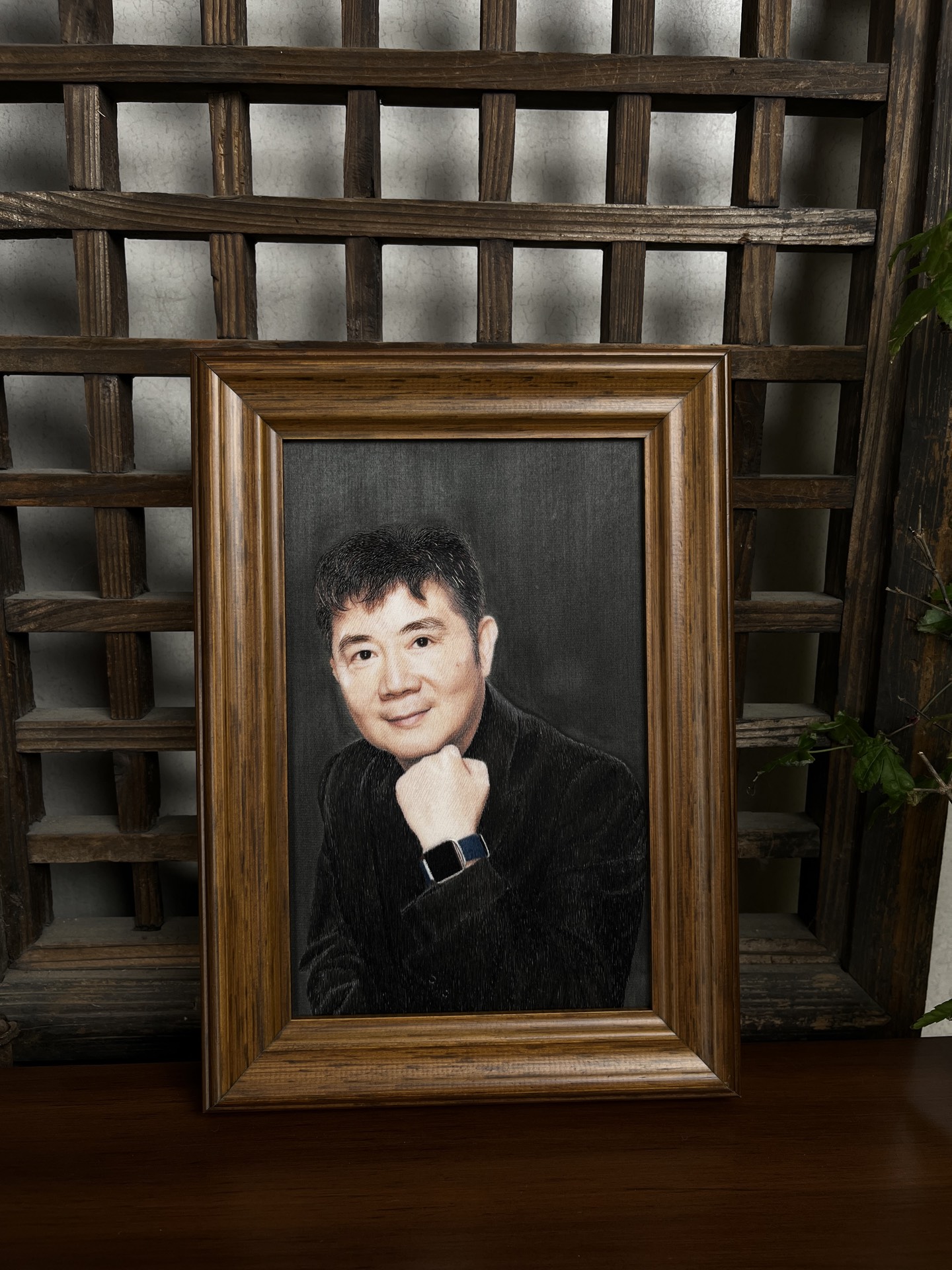 深色背景男士人物刺绣作品