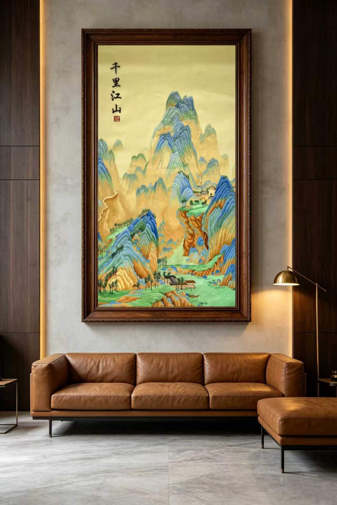 挑高客厅墙面的千里江山刺绣竖幅挂画