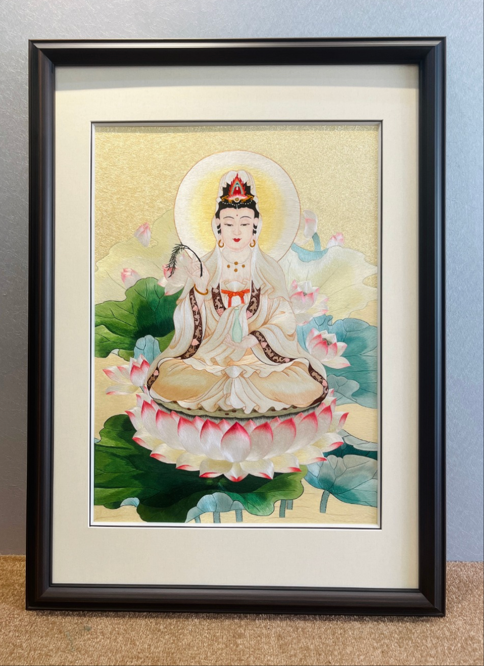 苏绣佛像作品，观音与莲花