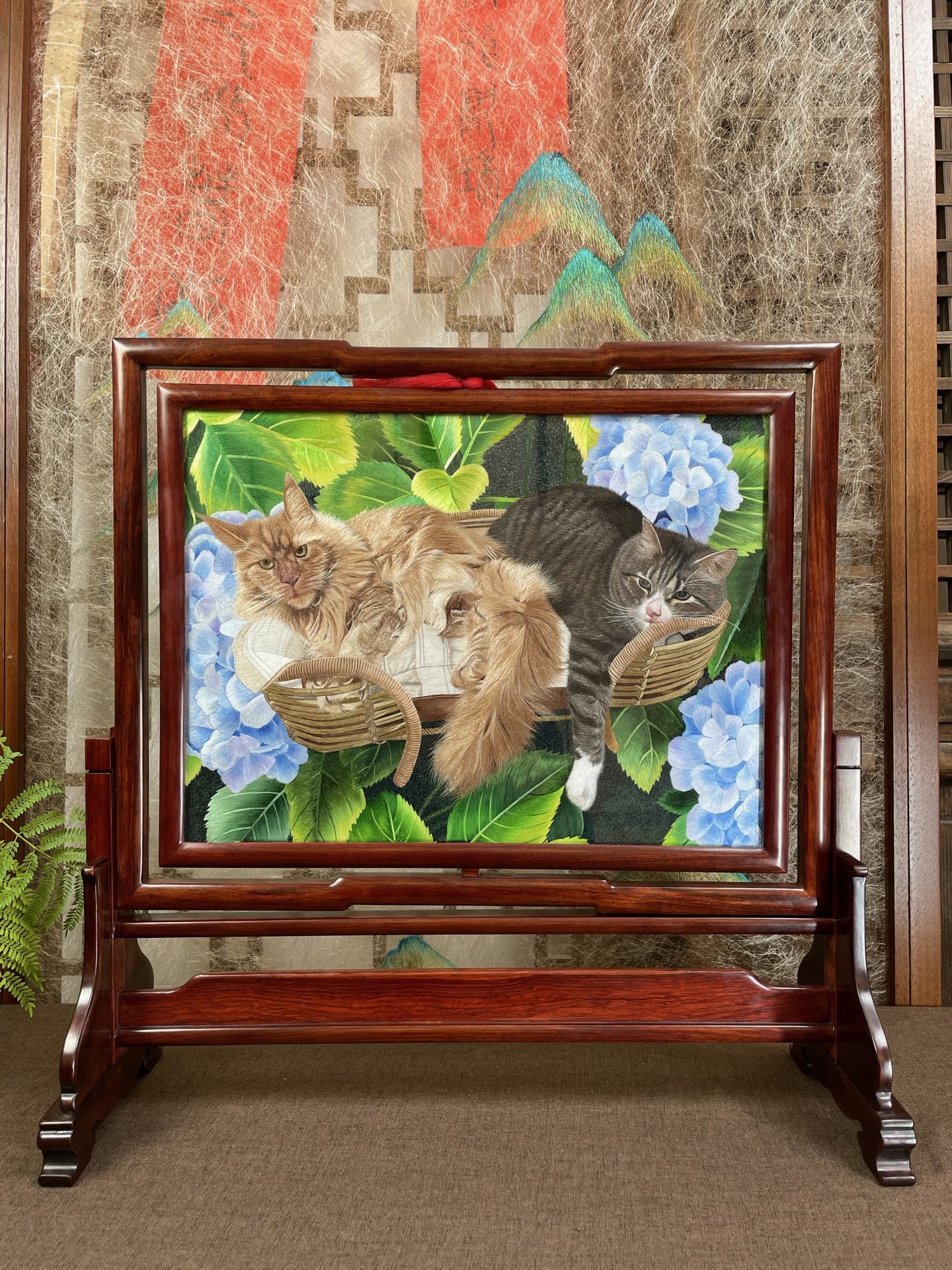 绣有两只猫与绣球花的苏绣插屏作品