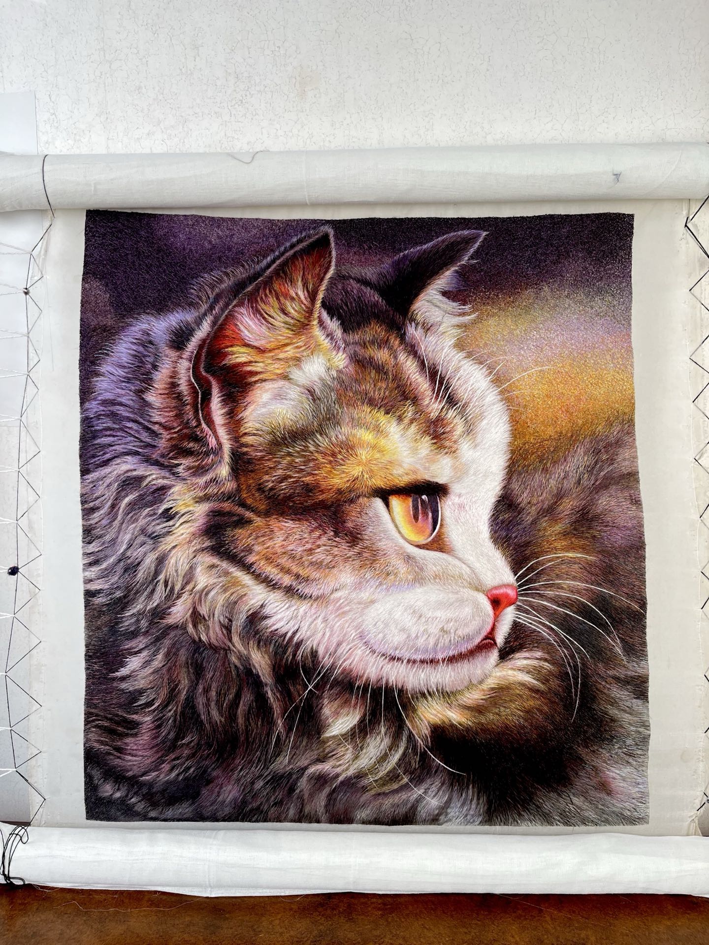 绷架上的彩色猫咪苏绣作品