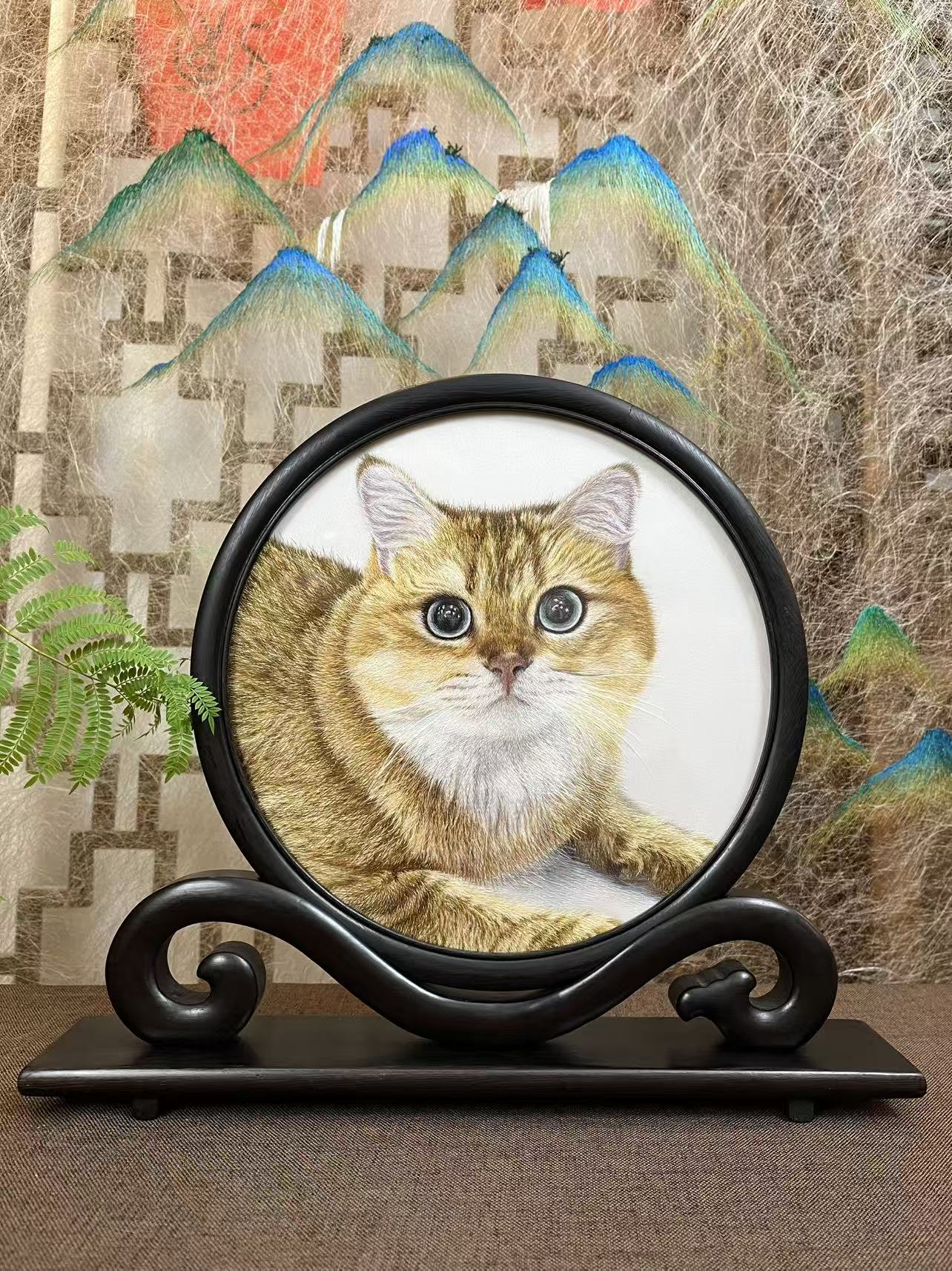圆形木架中的金色猫咪苏绣摆件