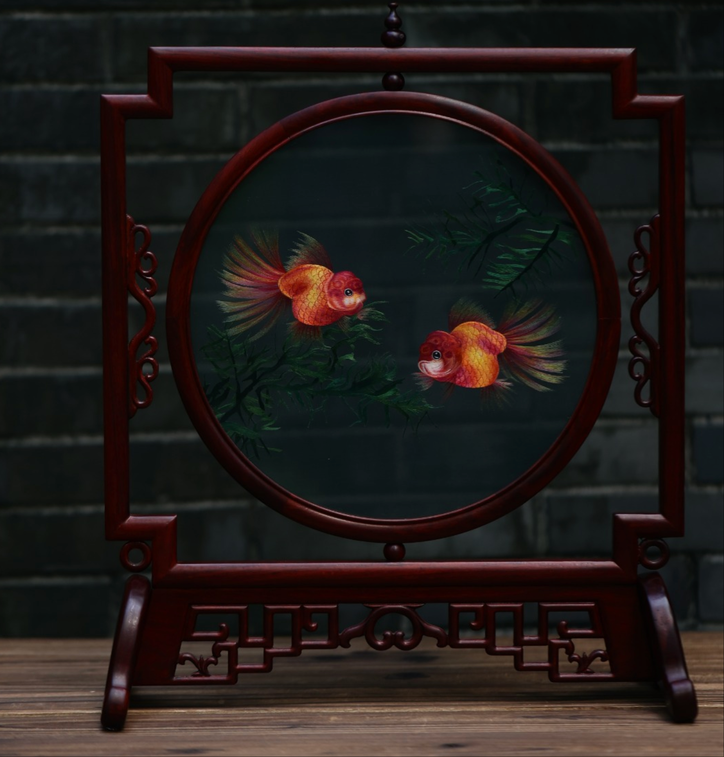 红木圆形插屏中的双金鱼苏绣作品