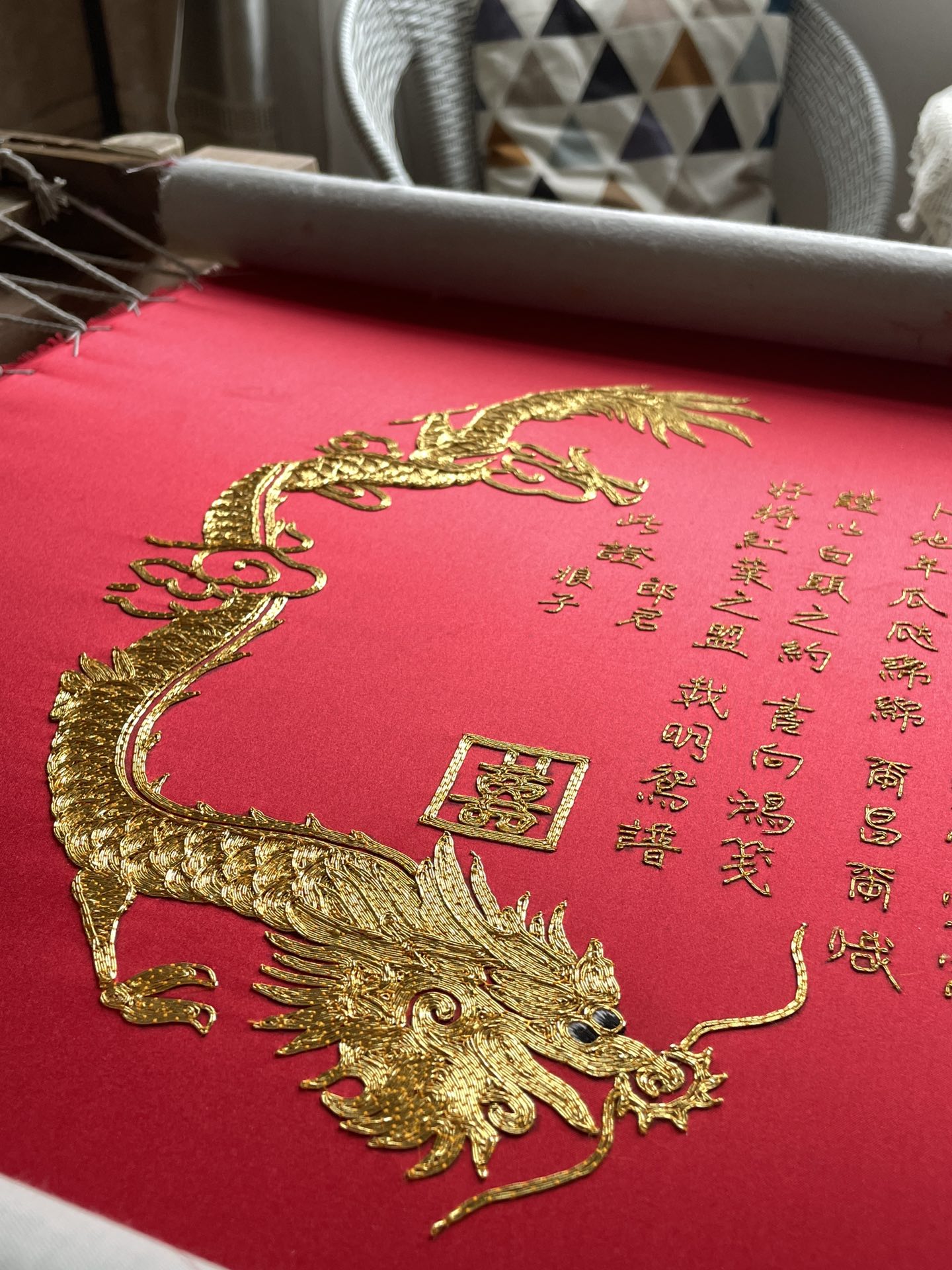 花卉与金色文字构成的红色刺绣婚书