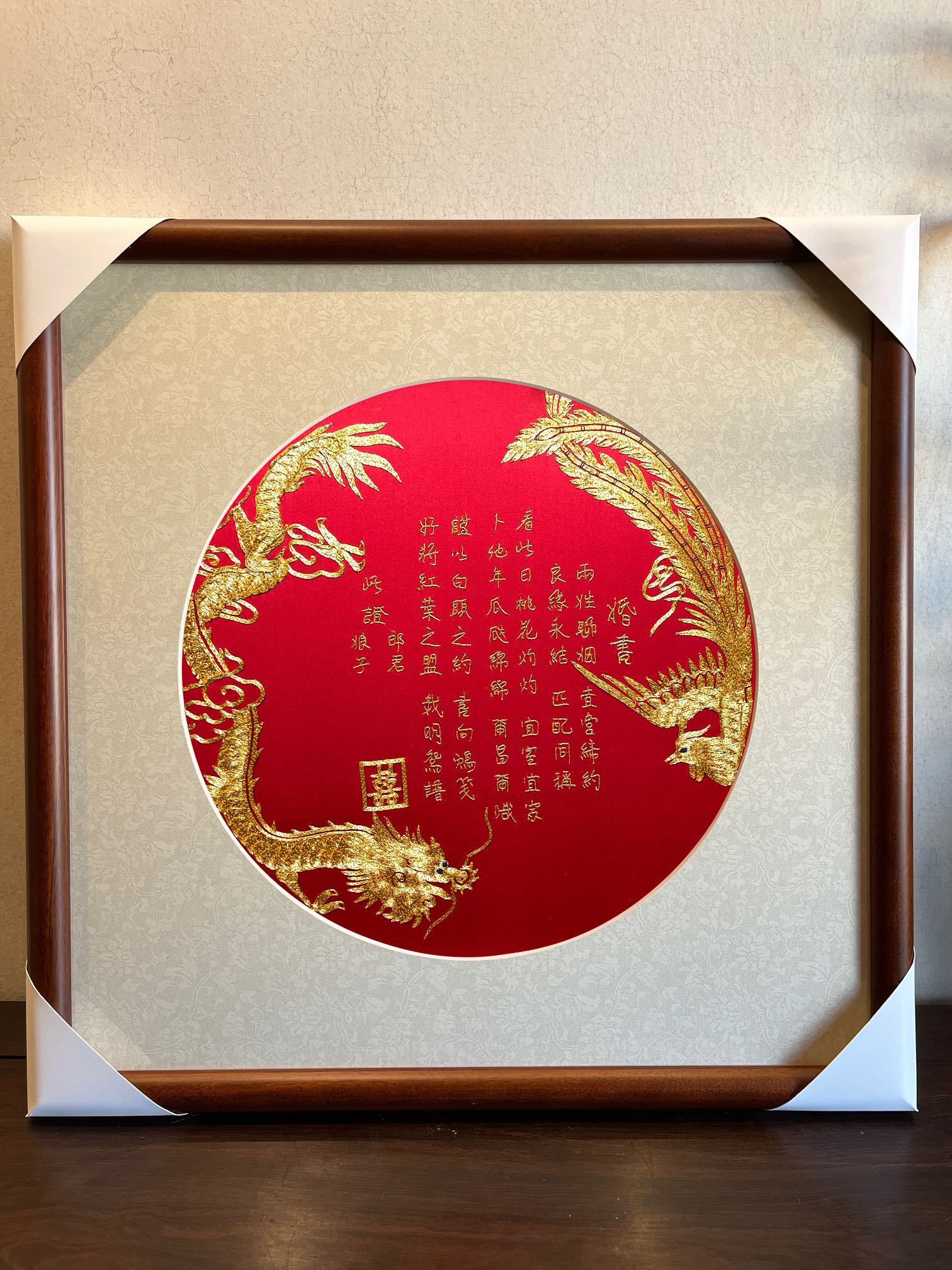 铺陈展示的红色金绣婚嫁服饰与纹样