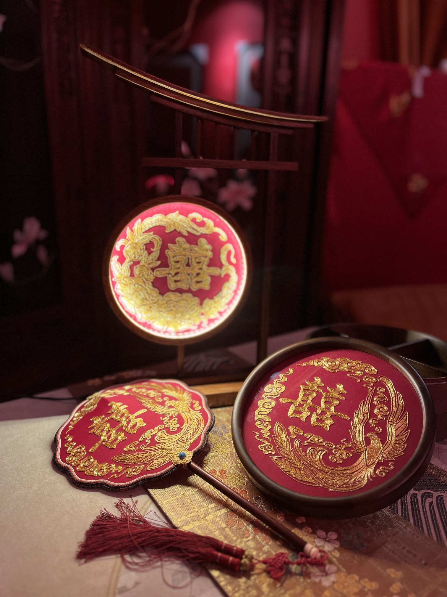 红色绸面上的金色龙凤与锦鲤刺绣细节