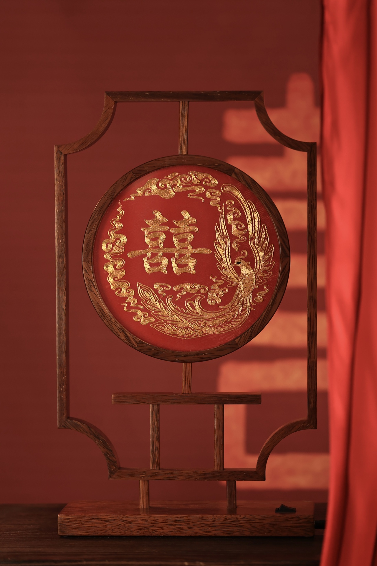 圆形龙凤刺绣婚书正在绣制