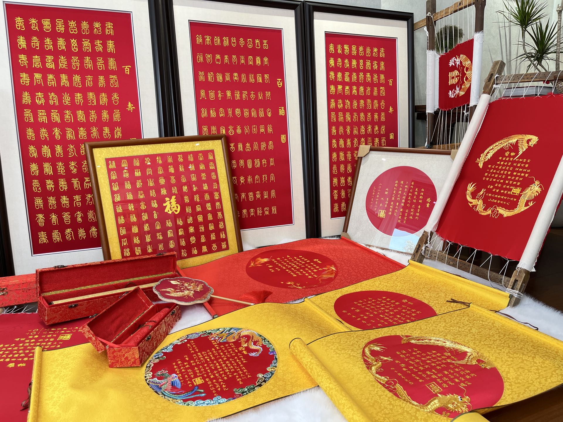 红色礼盒中的龙凤刺绣团扇