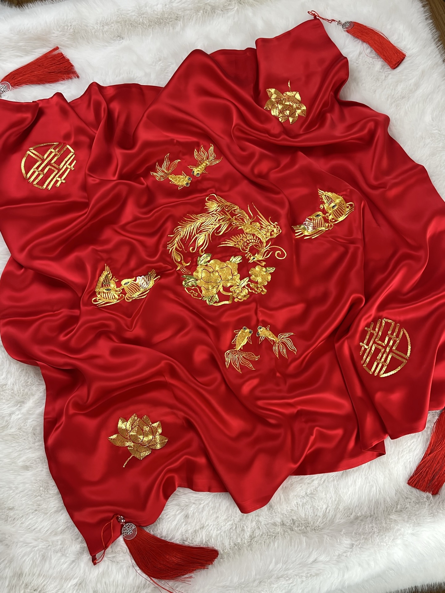 红绸婚嫁刺绣服饰的整体陈列
