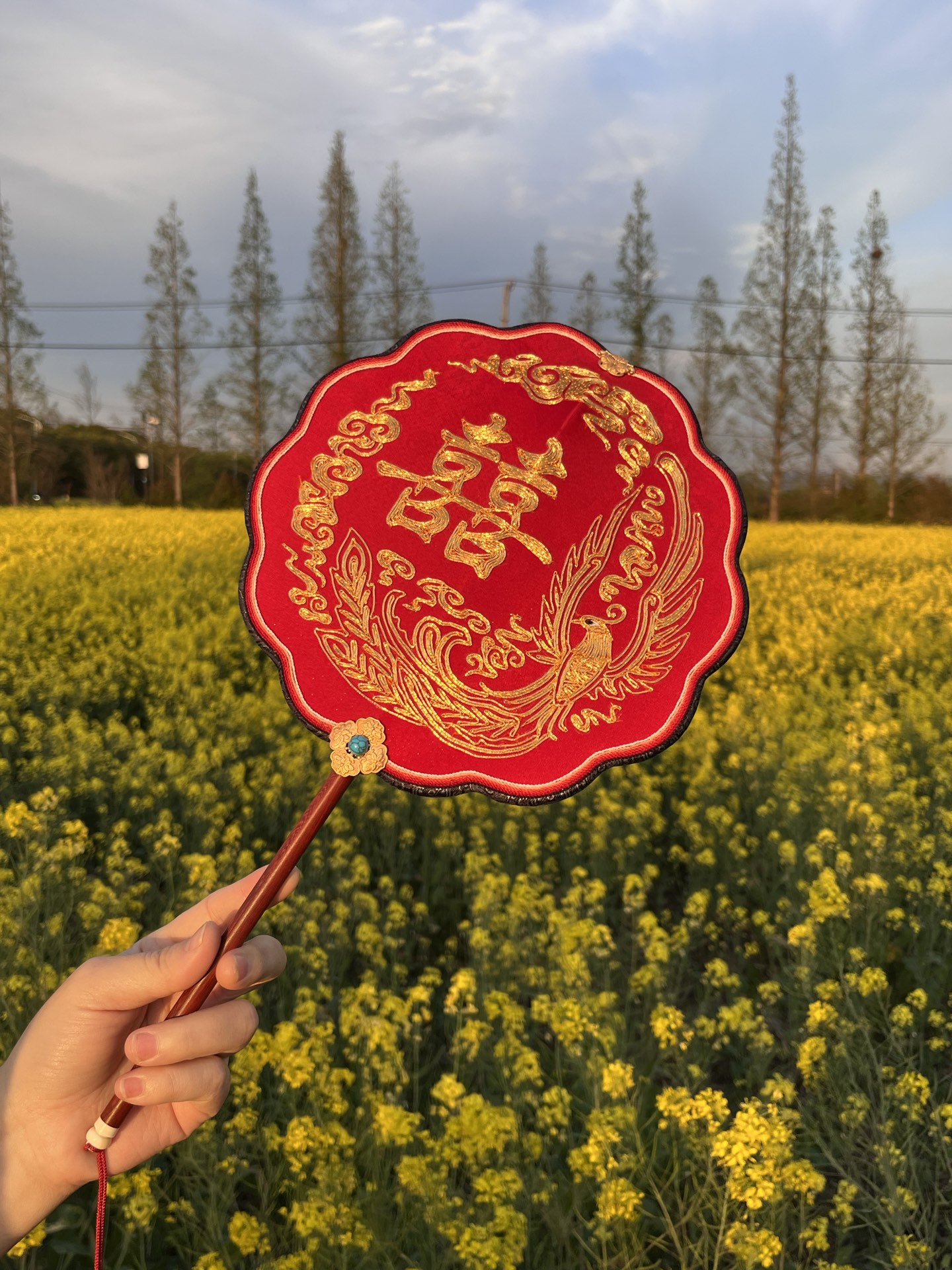 花田前的红色双喜刺绣团扇